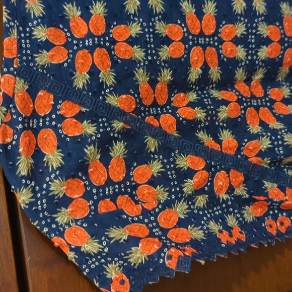 Vineyard Vines pineapple top! - Picture 4 of 7